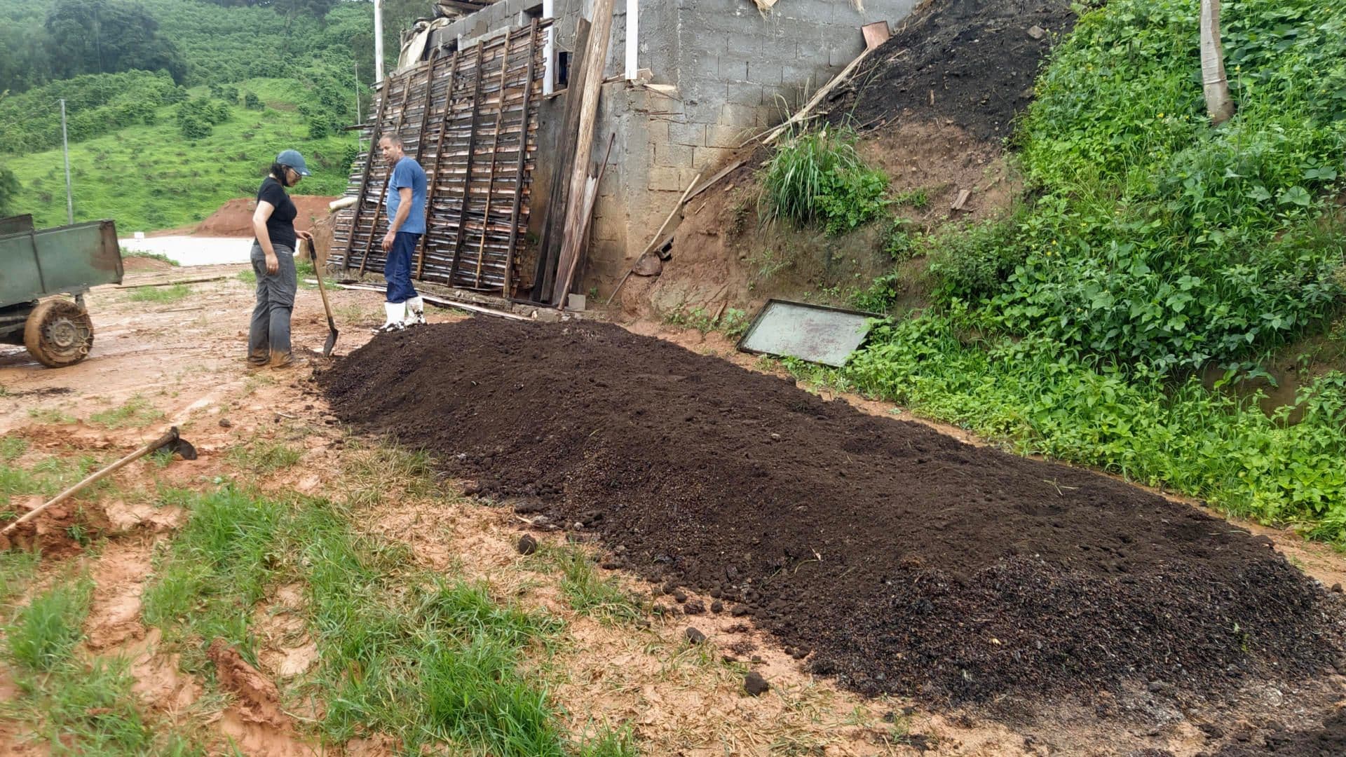 Organic compost created by Arlindo and José de Lelis